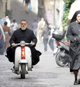 Russel Crowe on a Vespa